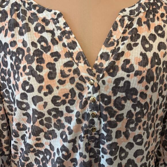 Emily Daniels Ribbed 3/4 Sleeve Animal Print Top Size XL Gold Buttons Notch Neck - Picture 2 of 9